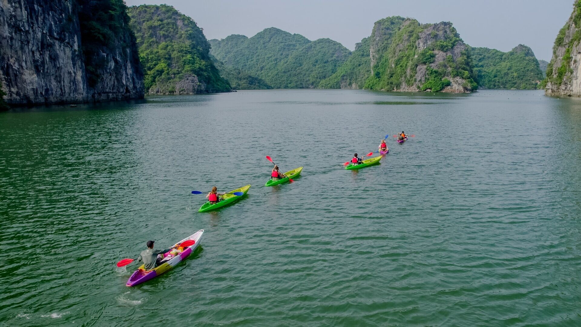 Tour chèo thuyền kayak nửa ngày: Leo núi và khám phá hang động tại đầm Hang Vem
