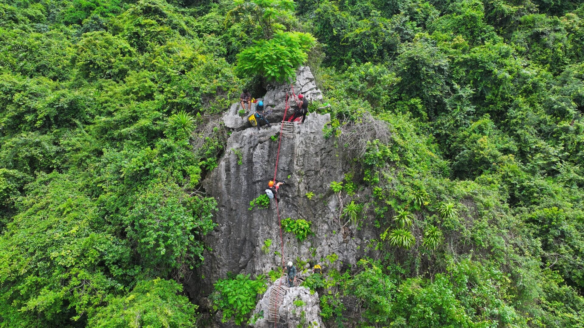 Tour Canyoning Nửa Ngày: Rappelling & Trekking Tại Cát Bà